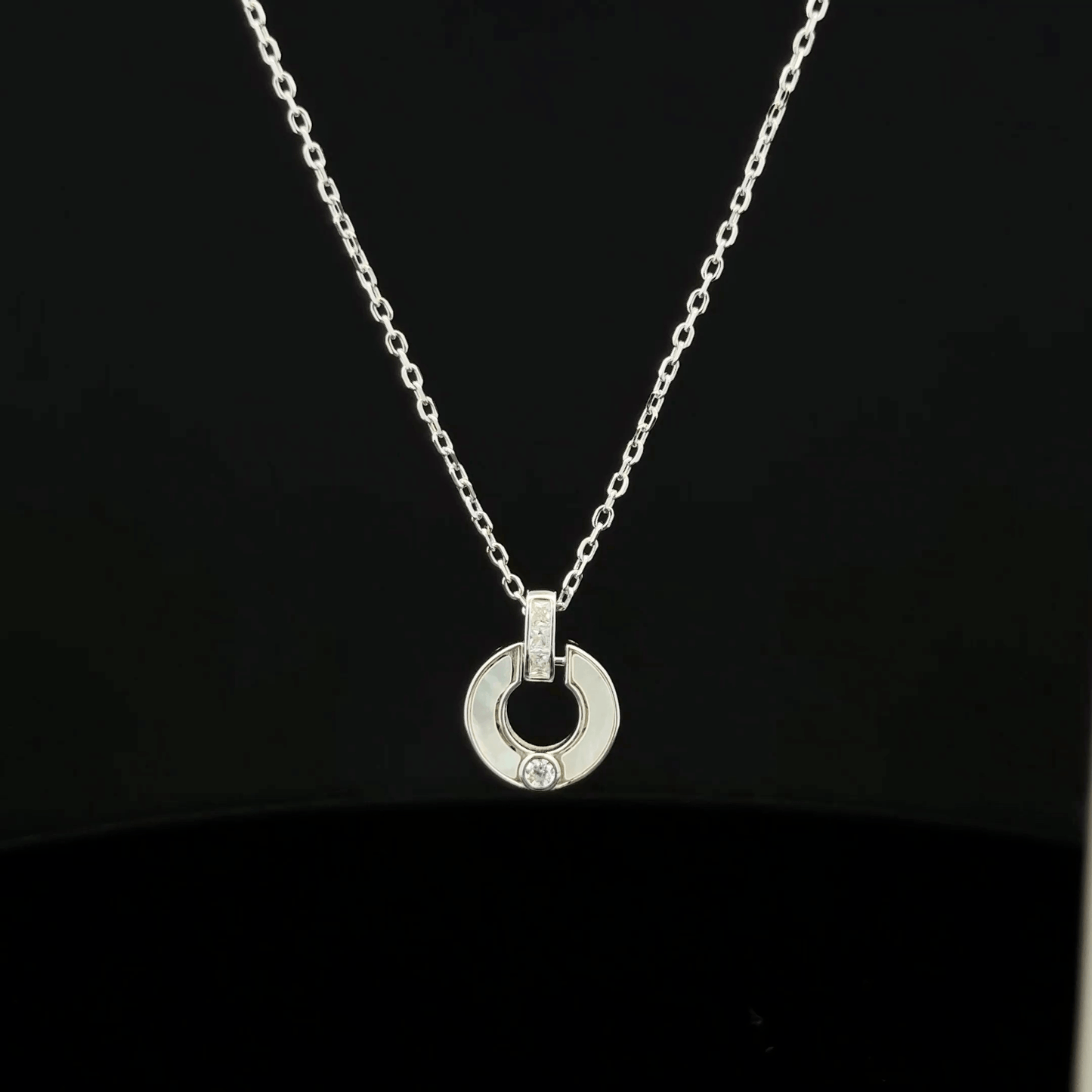 CIRCLE CHAIN WITH PENDANT