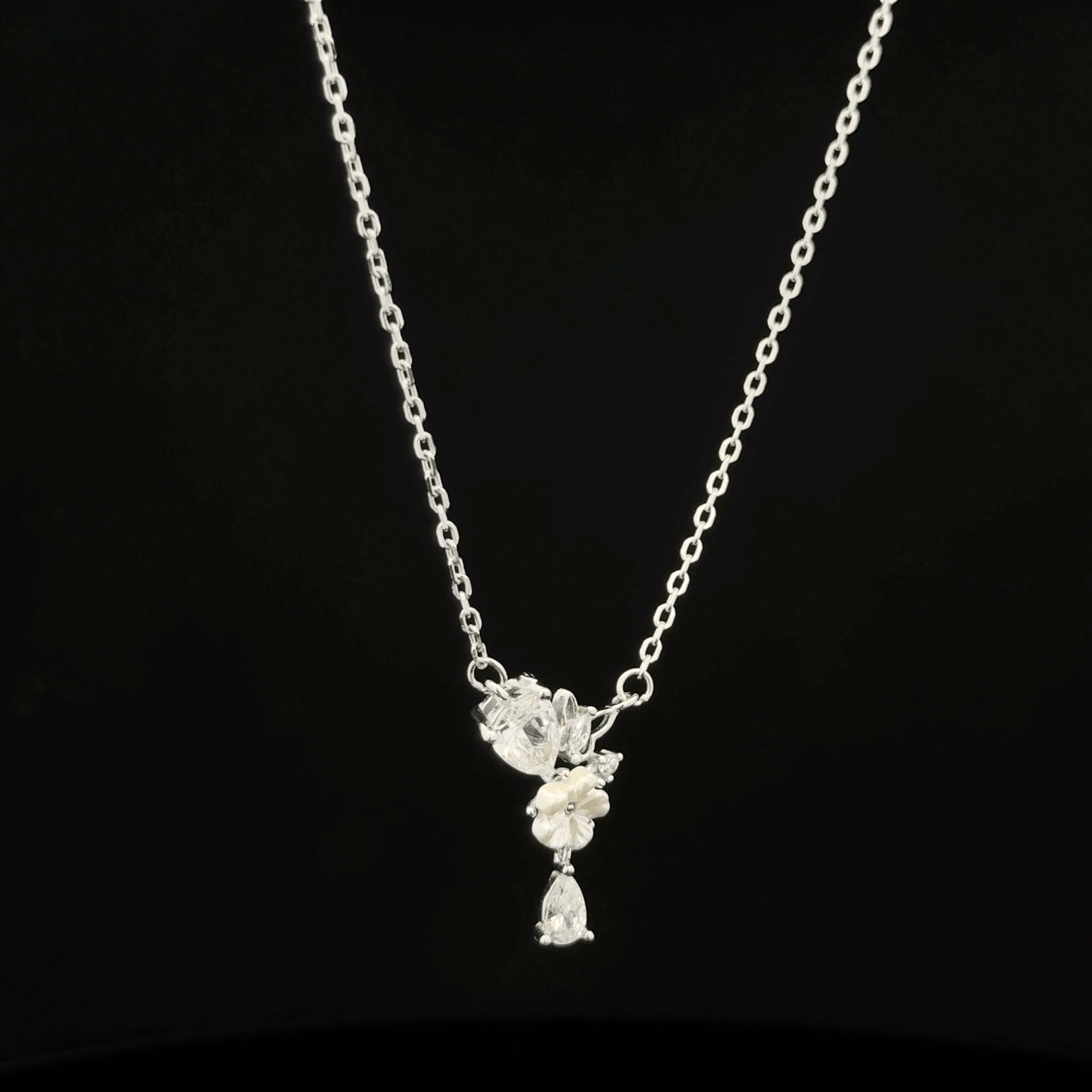 FLOWER CHAIN WITH PENDANT