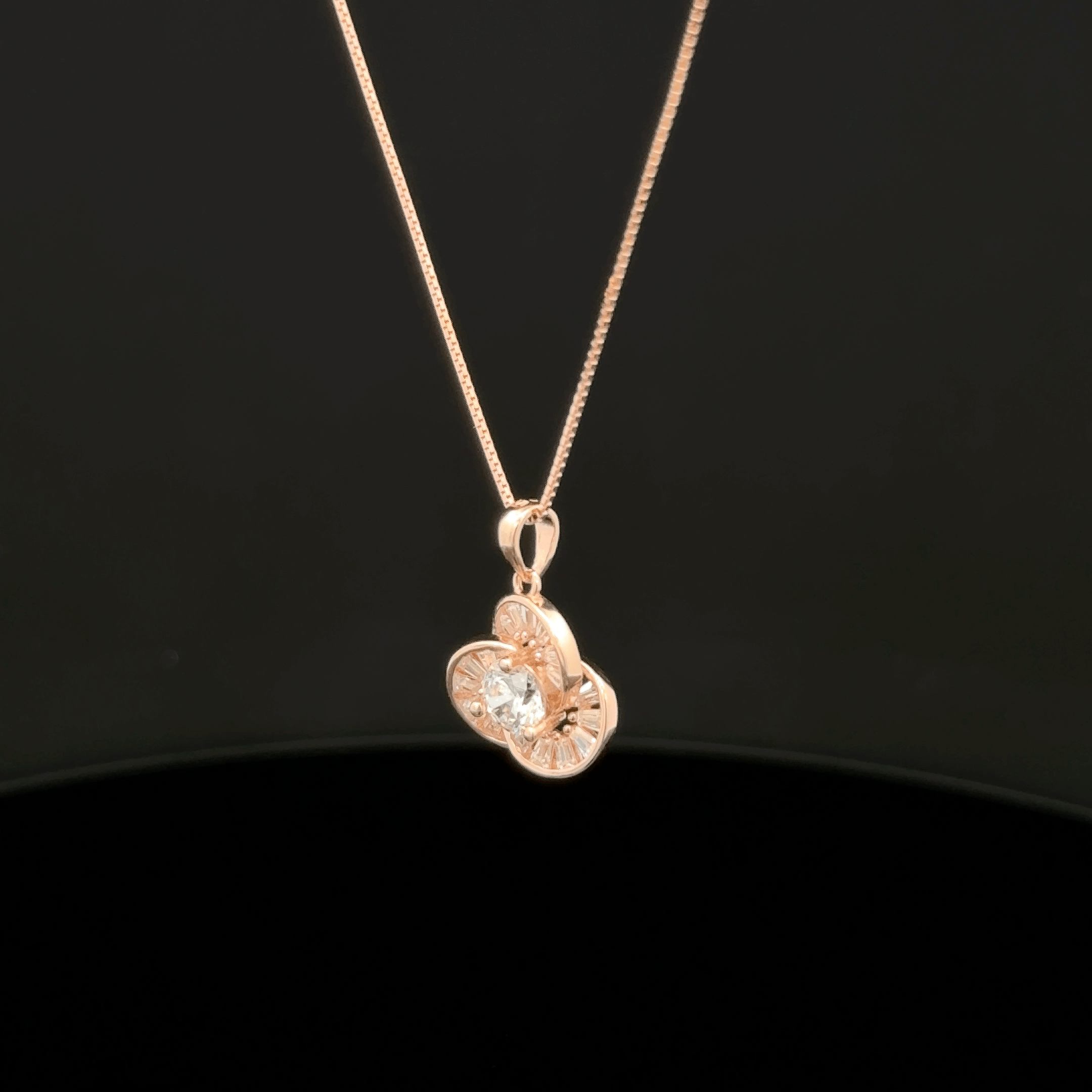 Baguette Trinity Knot rose gold chain pendant