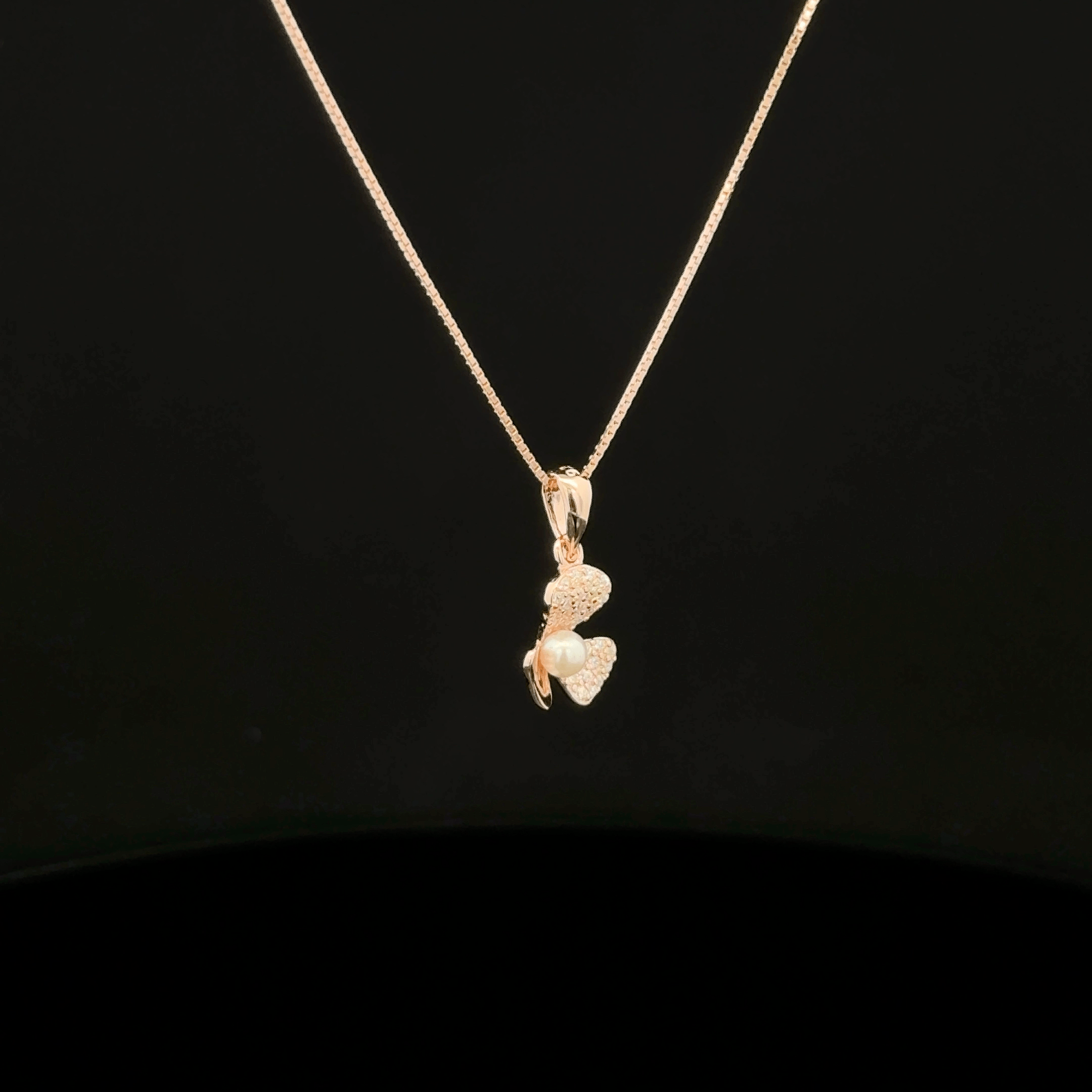 Flower with pearl rose gold chain pendant