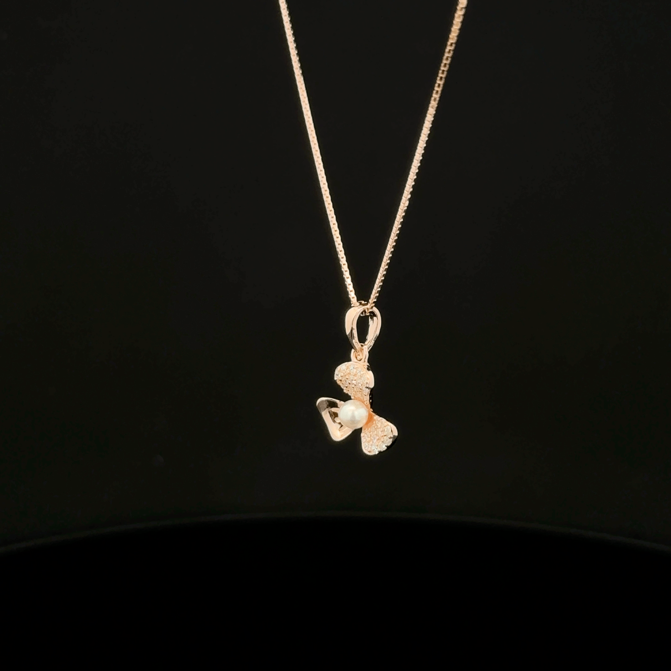 Flower with pearl rose gold chain pendant