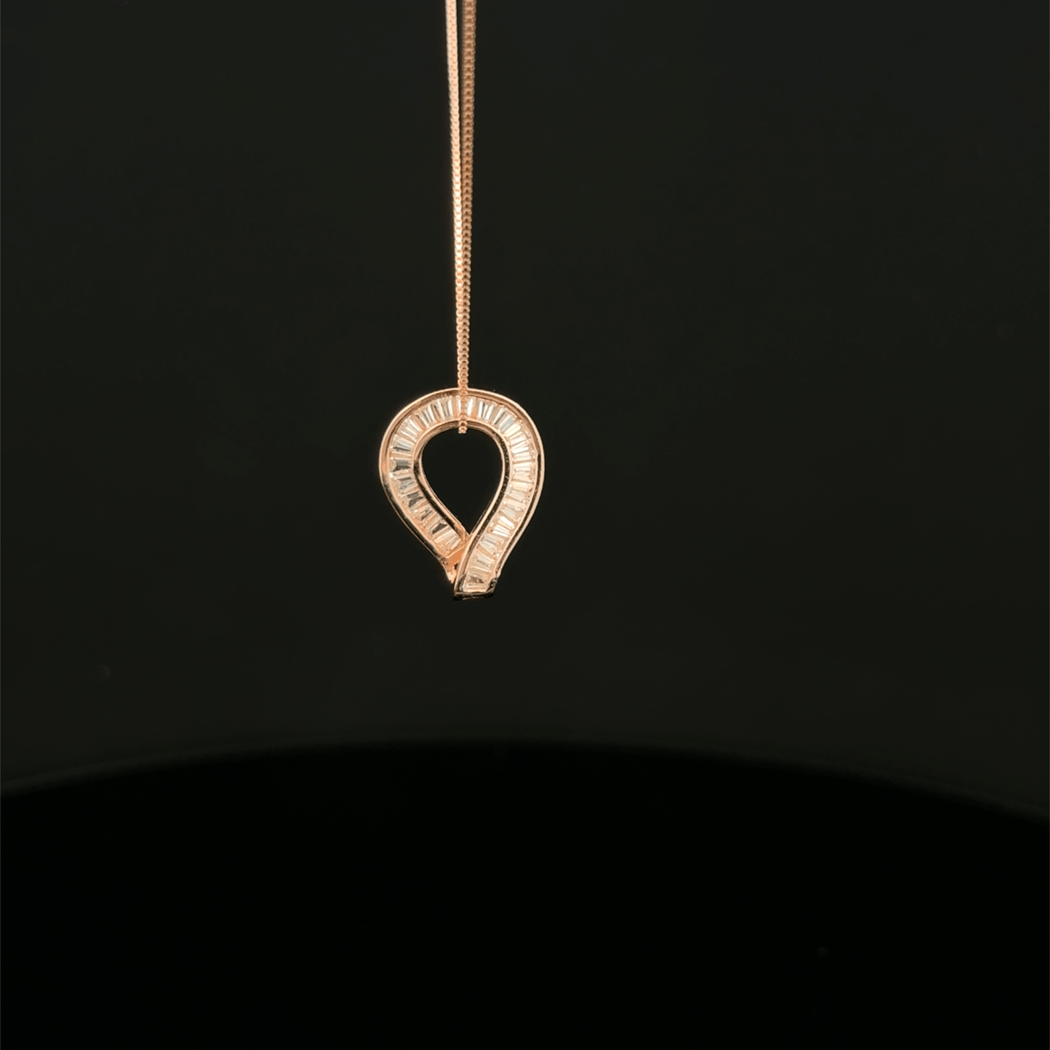 Baguette Loop rose gold chain pendant