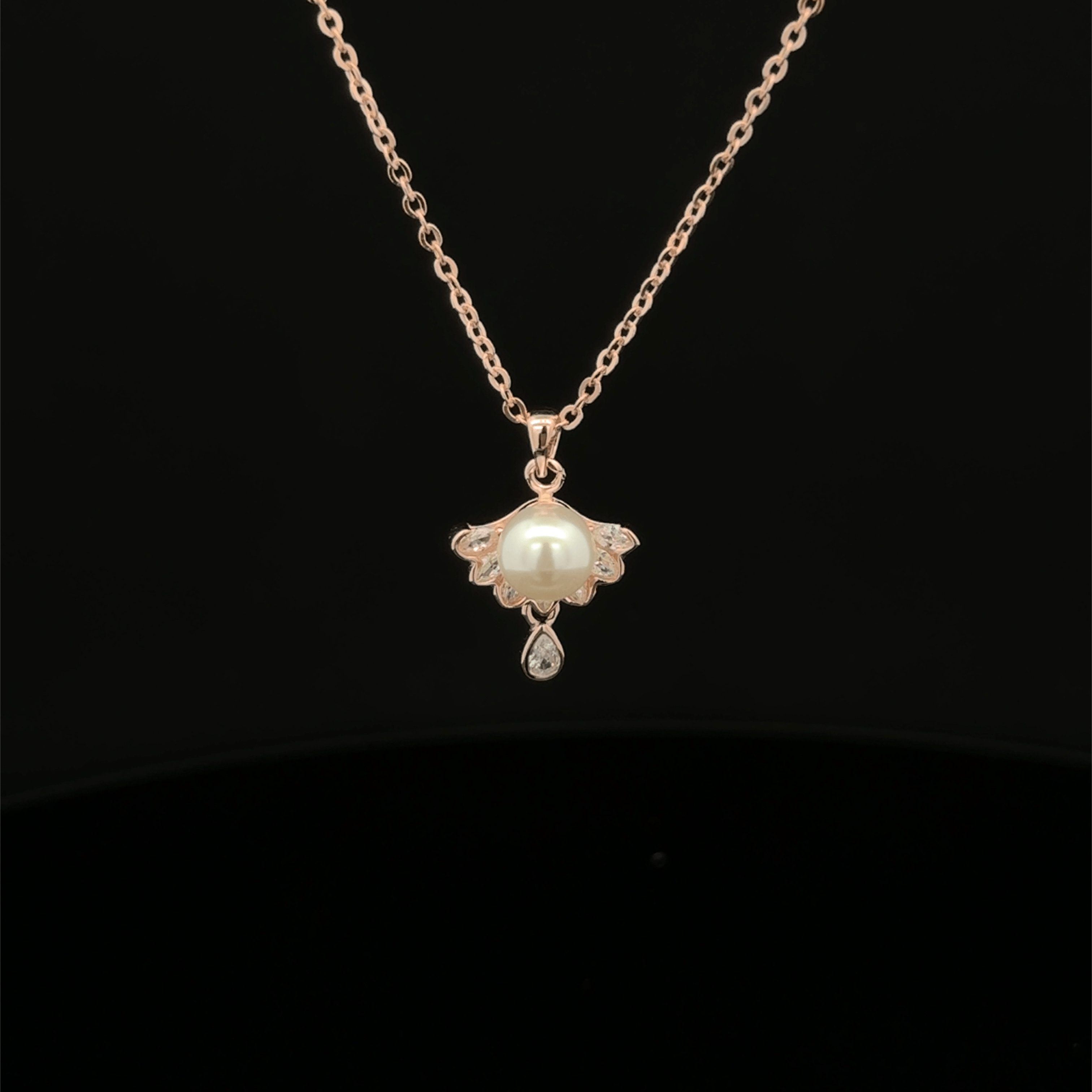 Pearl rose gold chain pendant