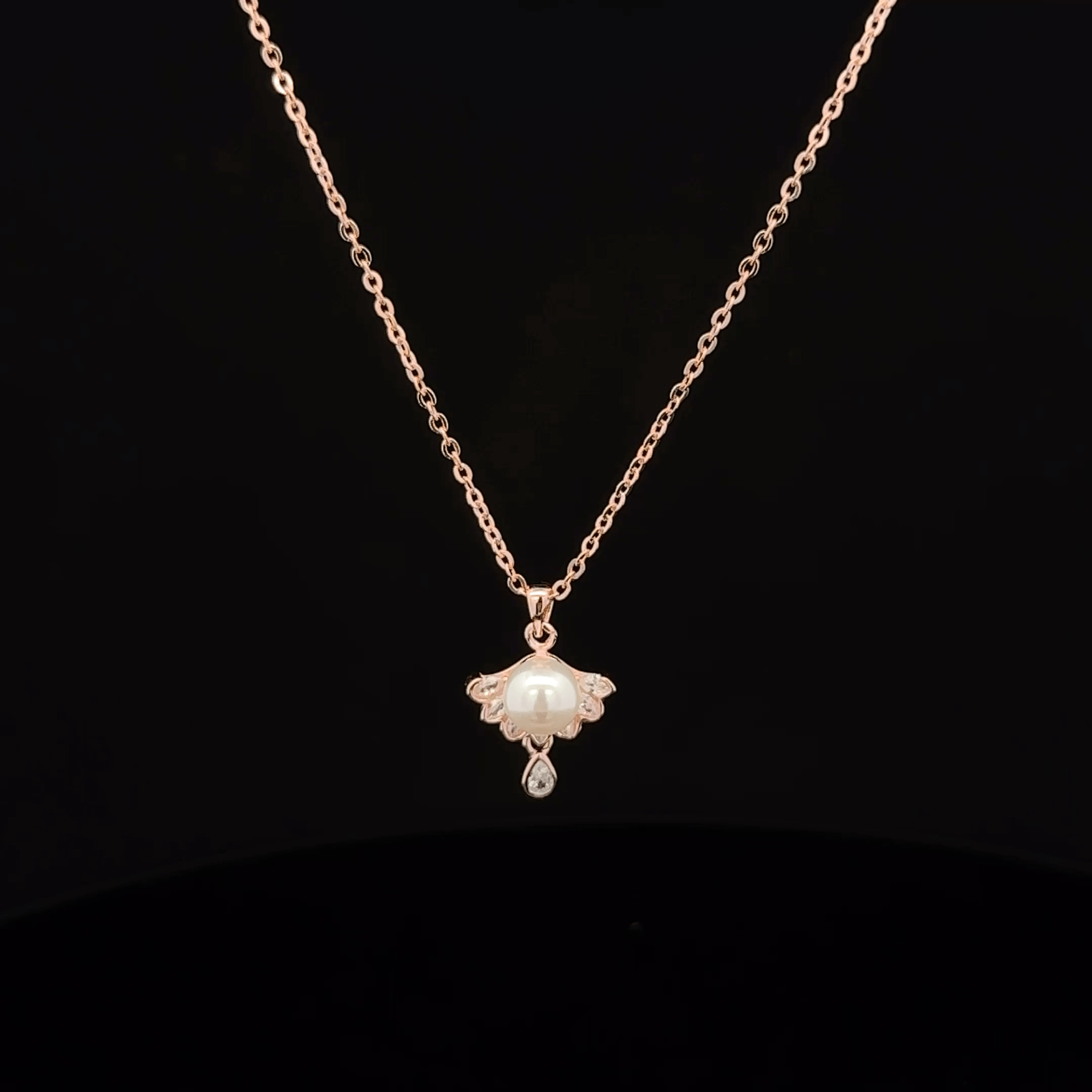 Pearl rose gold chain pendant