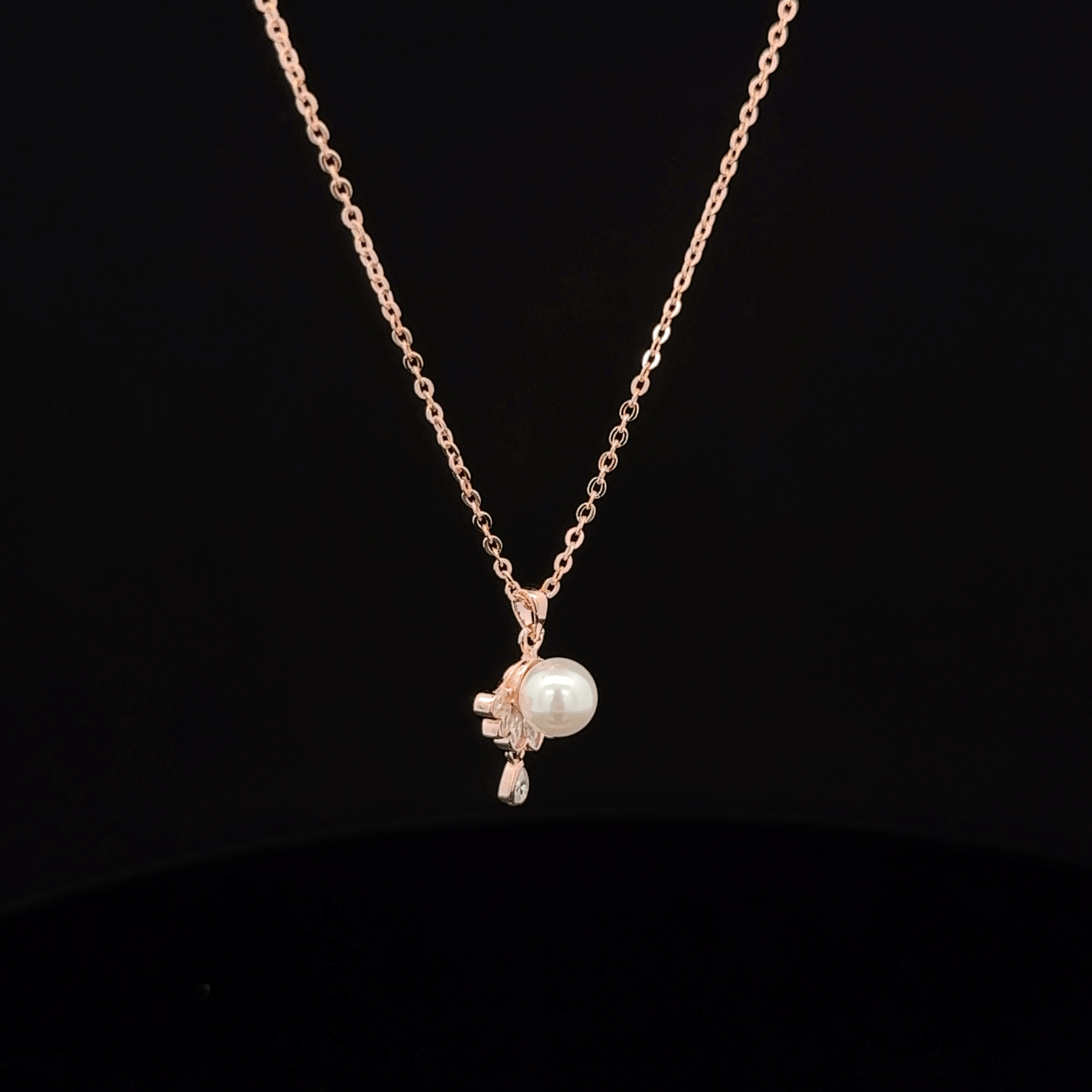 Pearl rose gold chain pendant
