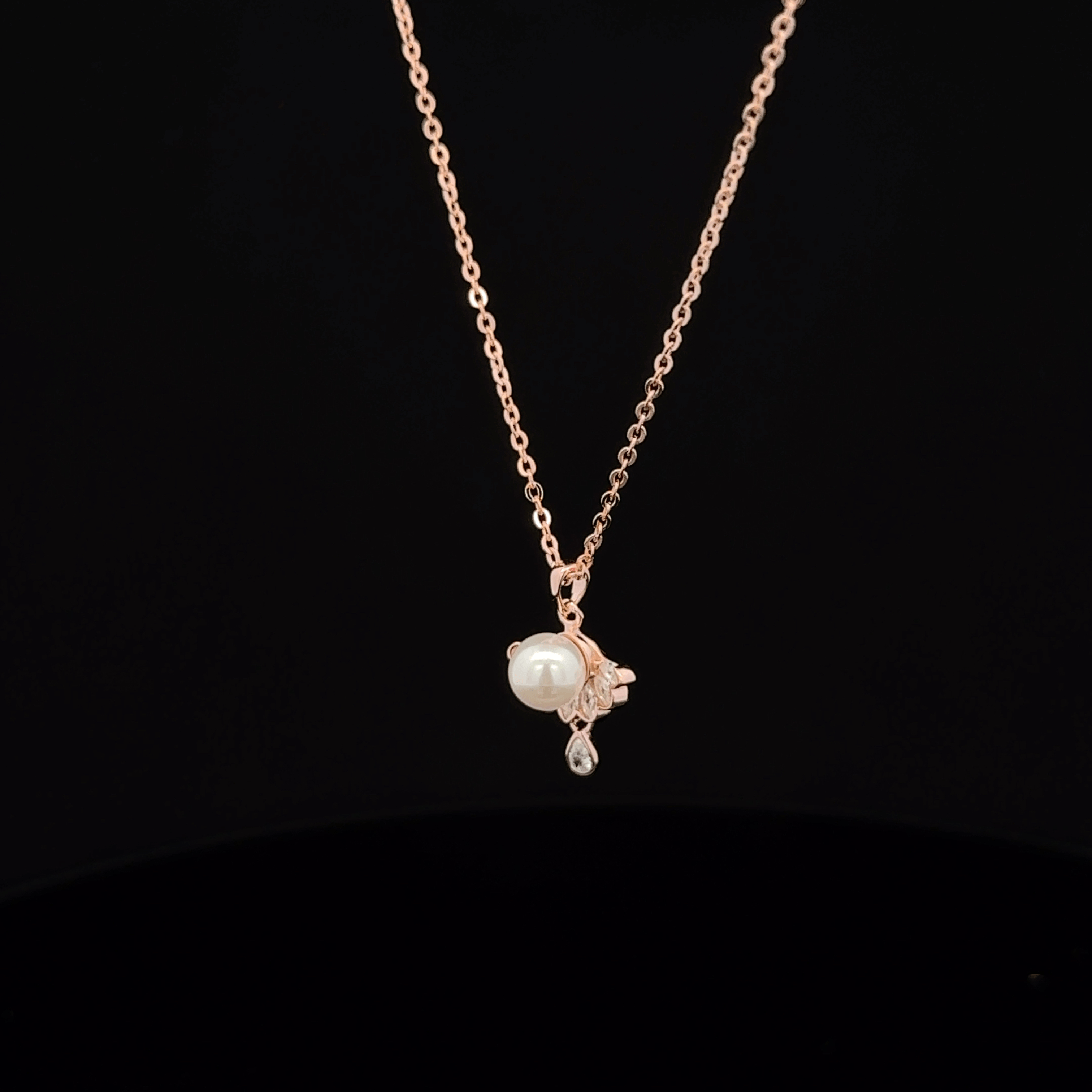 Pearl rose gold chain pendant