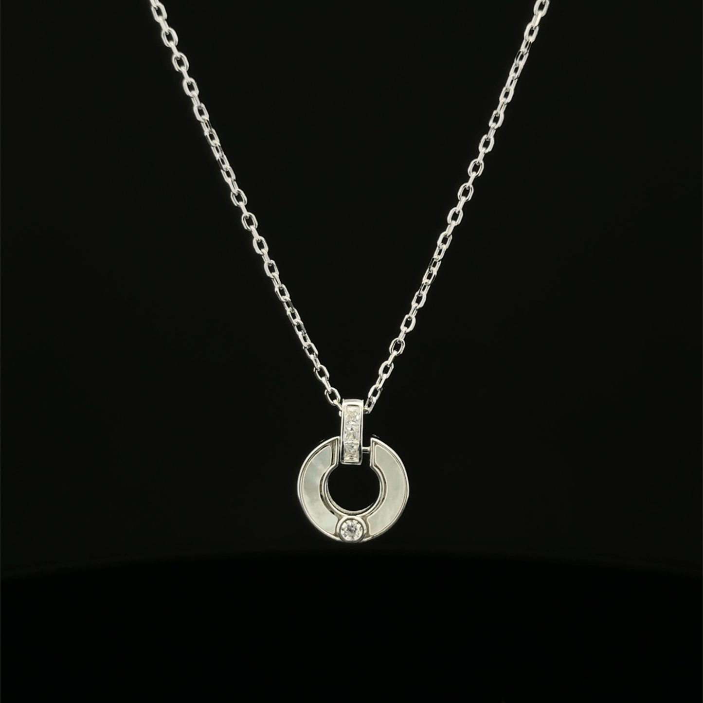 CIRCLE CHAIN WITH PENDANT