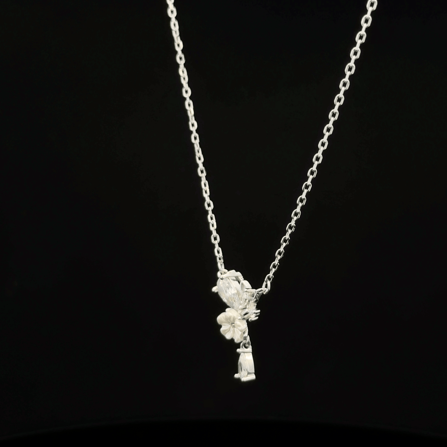 FLOWER CHAIN WITH PENDANT