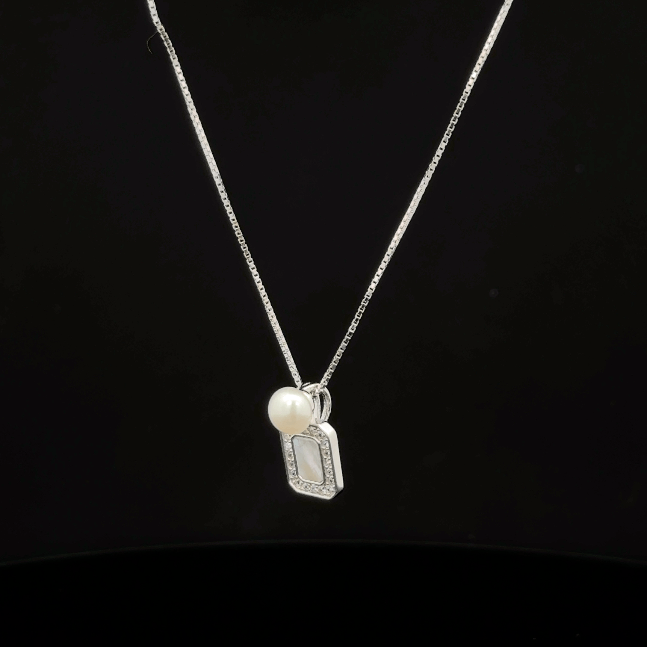 Elegant Pearl & Crystal Halo Pendant