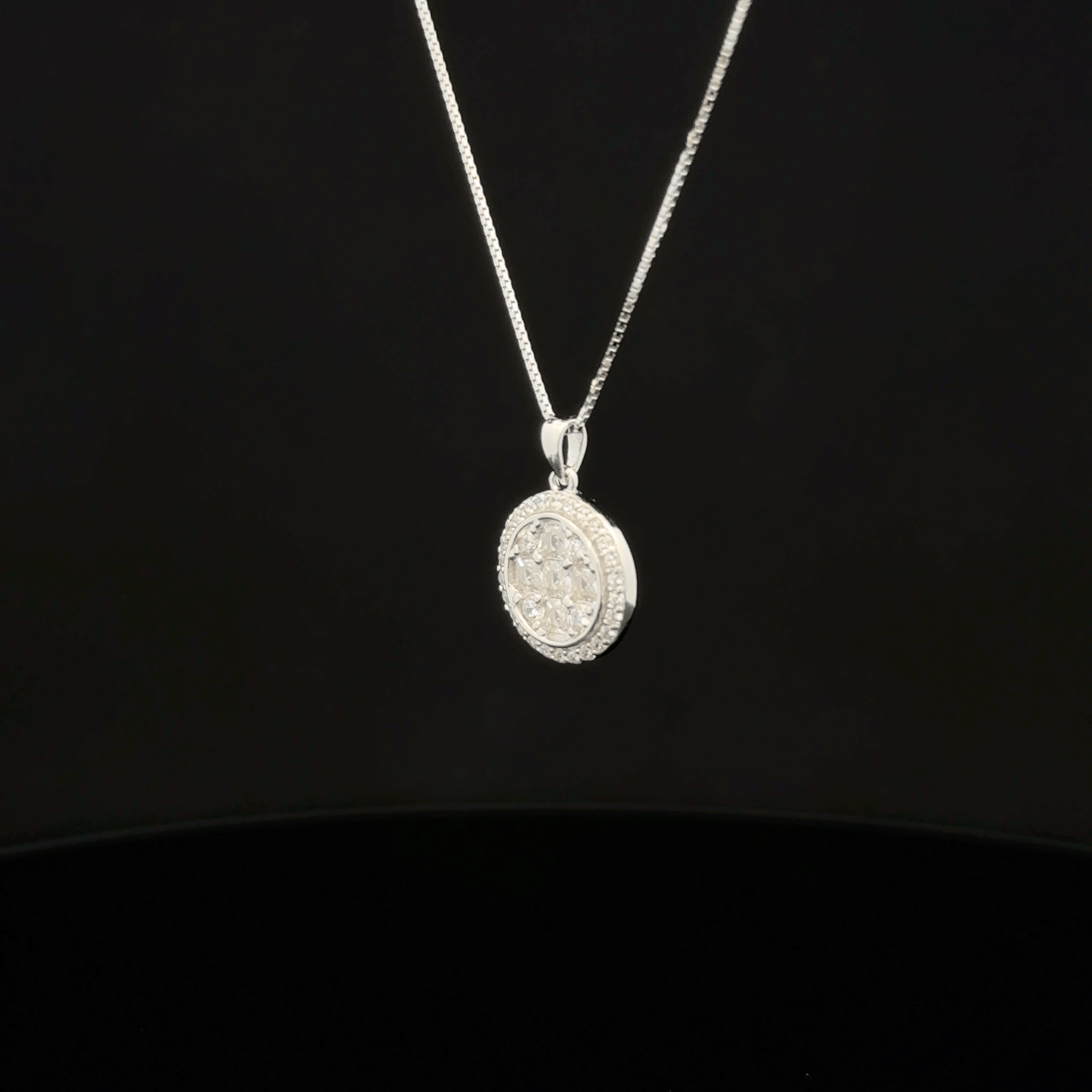 Circle shape chain pendant