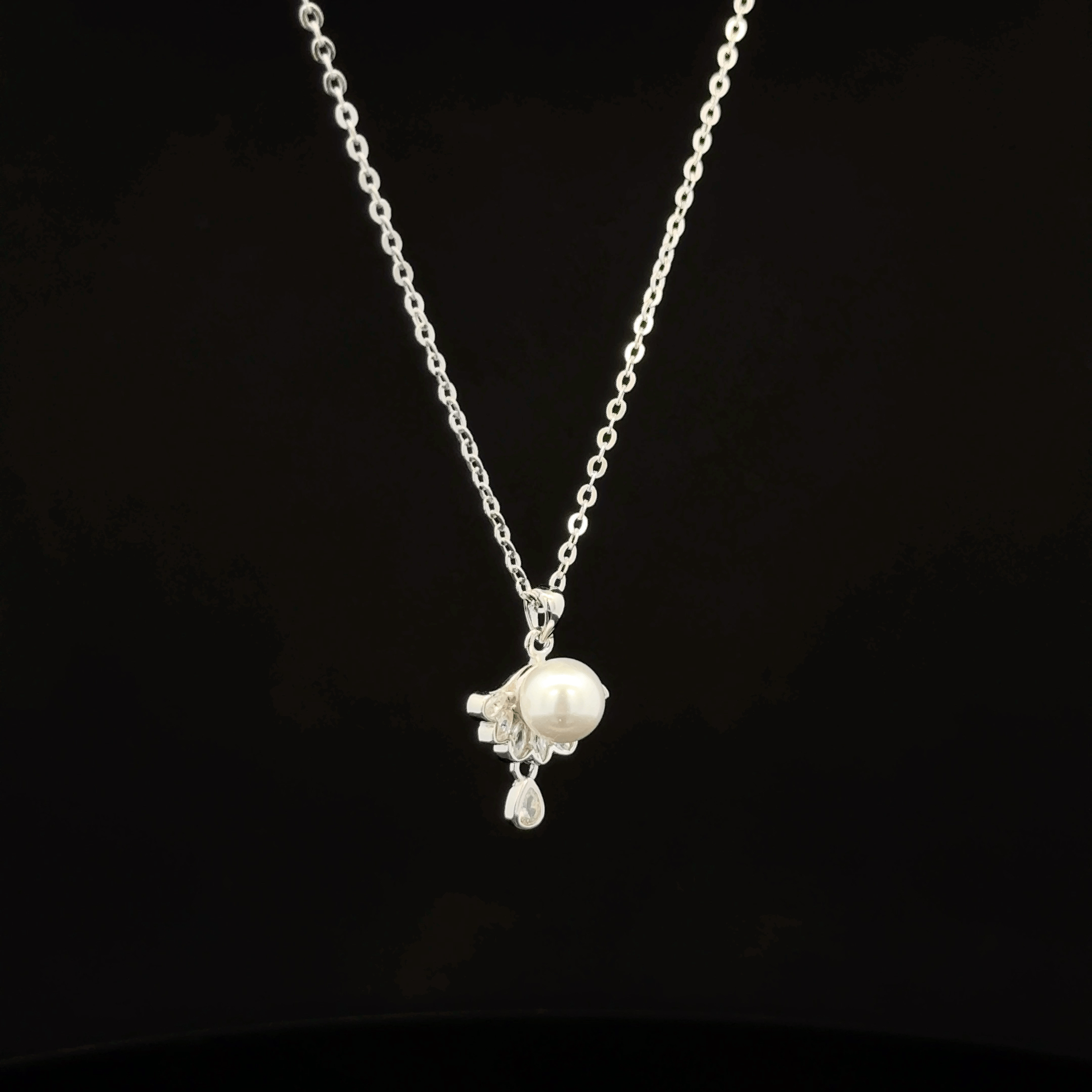 Pearl chain pendant