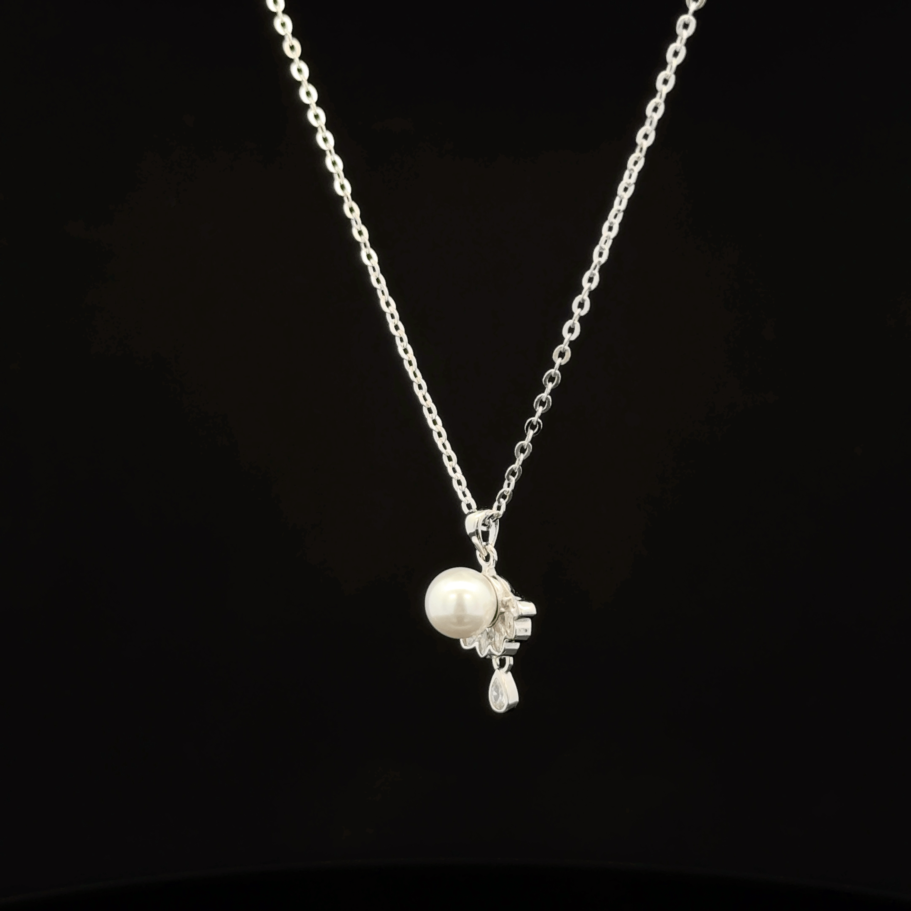 Pearl chain pendant