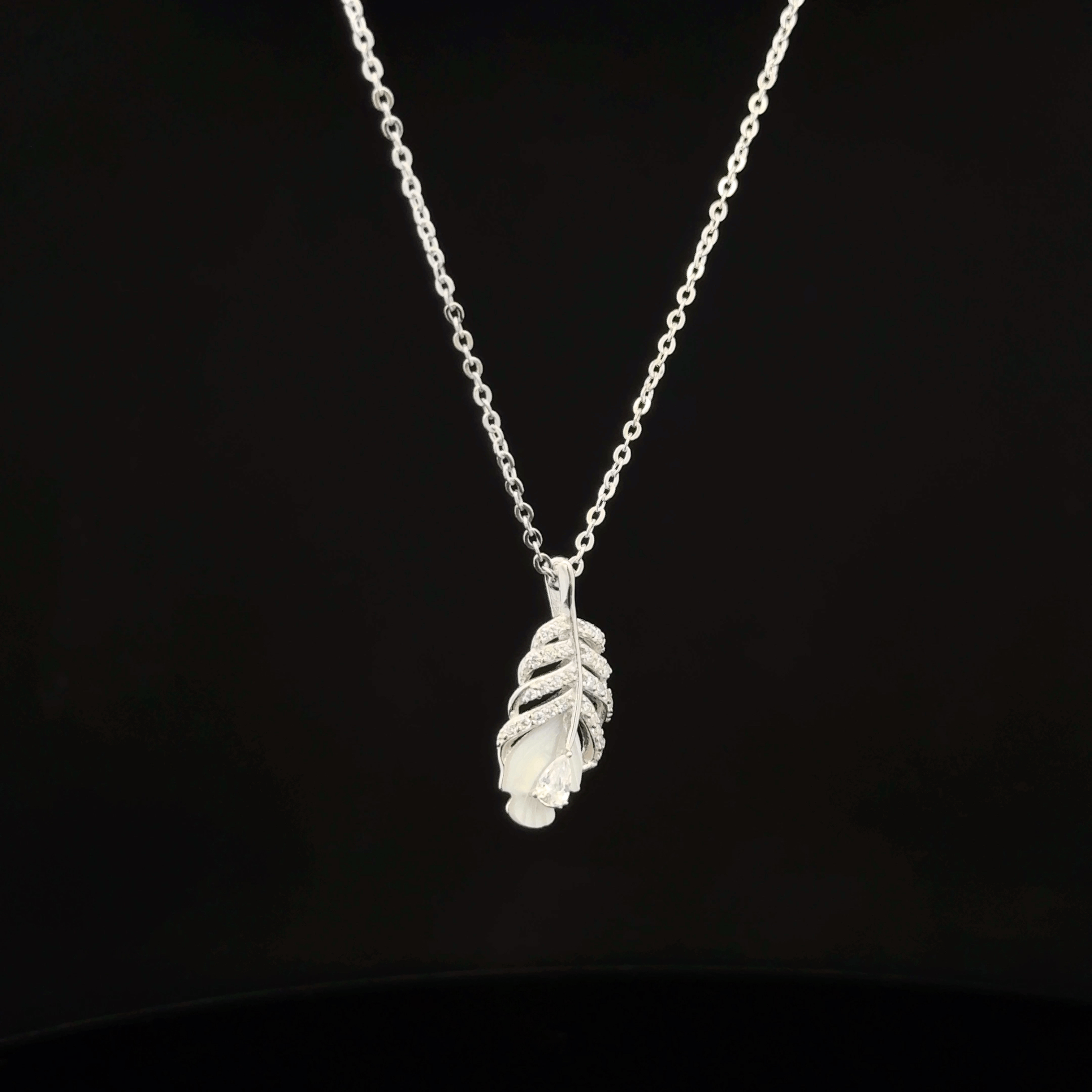 Leaf chain pendant