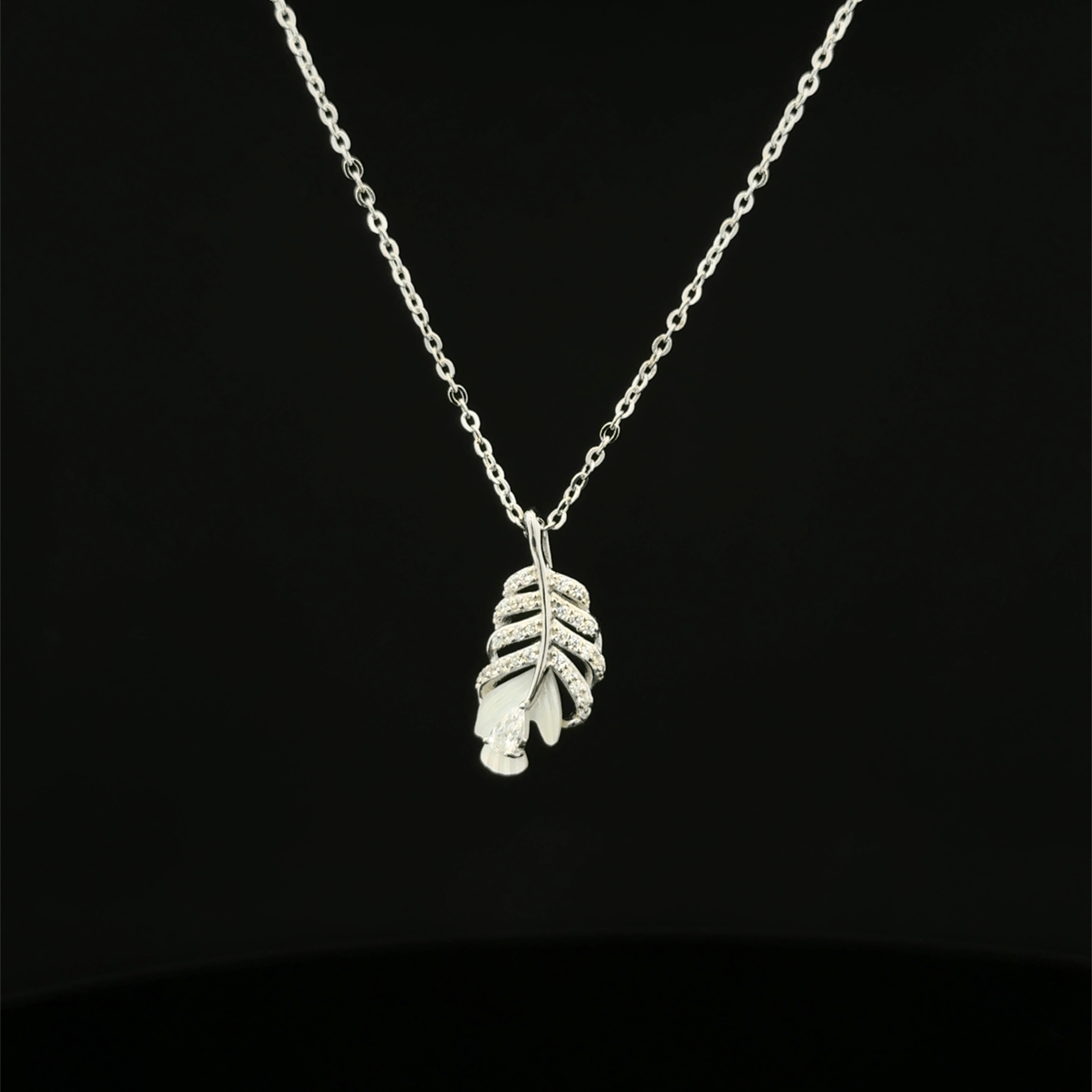 Leaf chain pendant