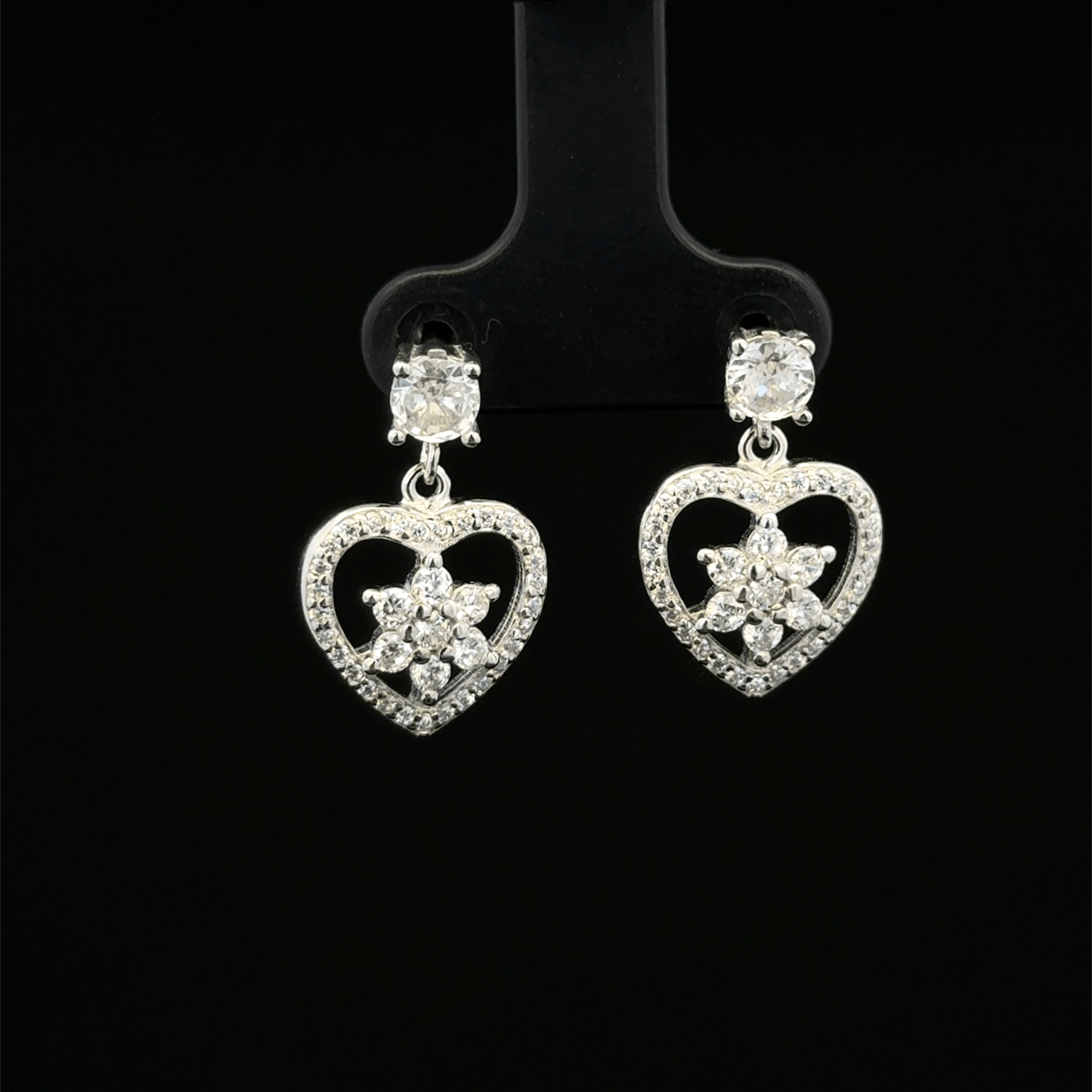 Heart-shaped earrings with floral
