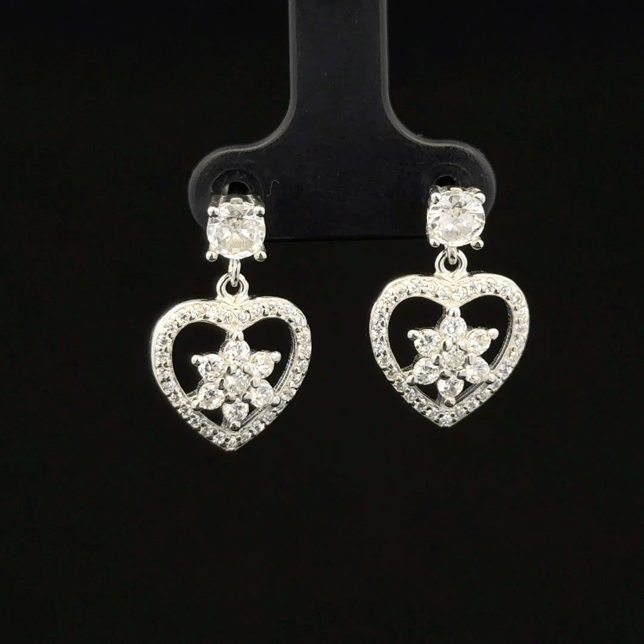 Heart-shaped earrings with floral