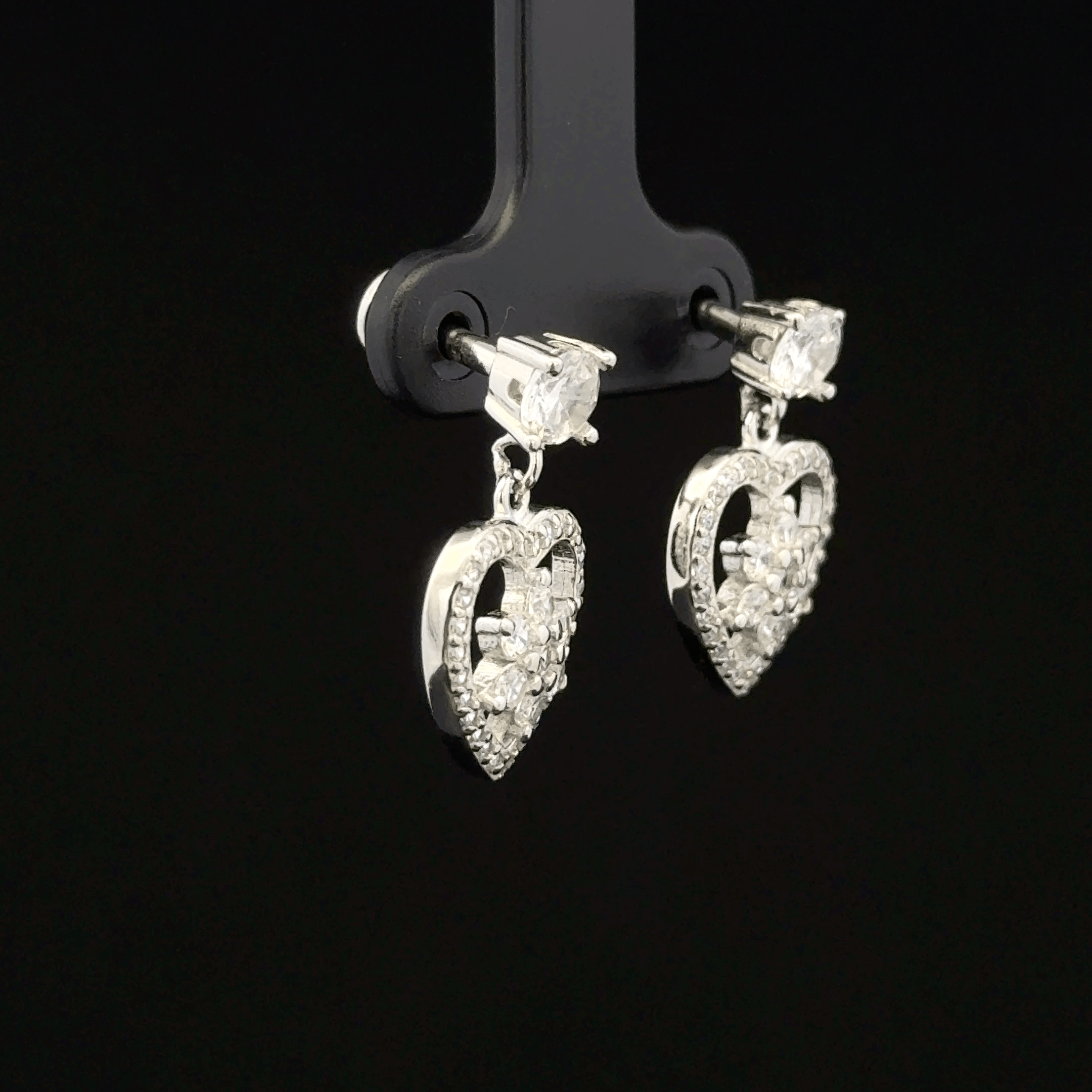 Heart-shaped earrings with floral