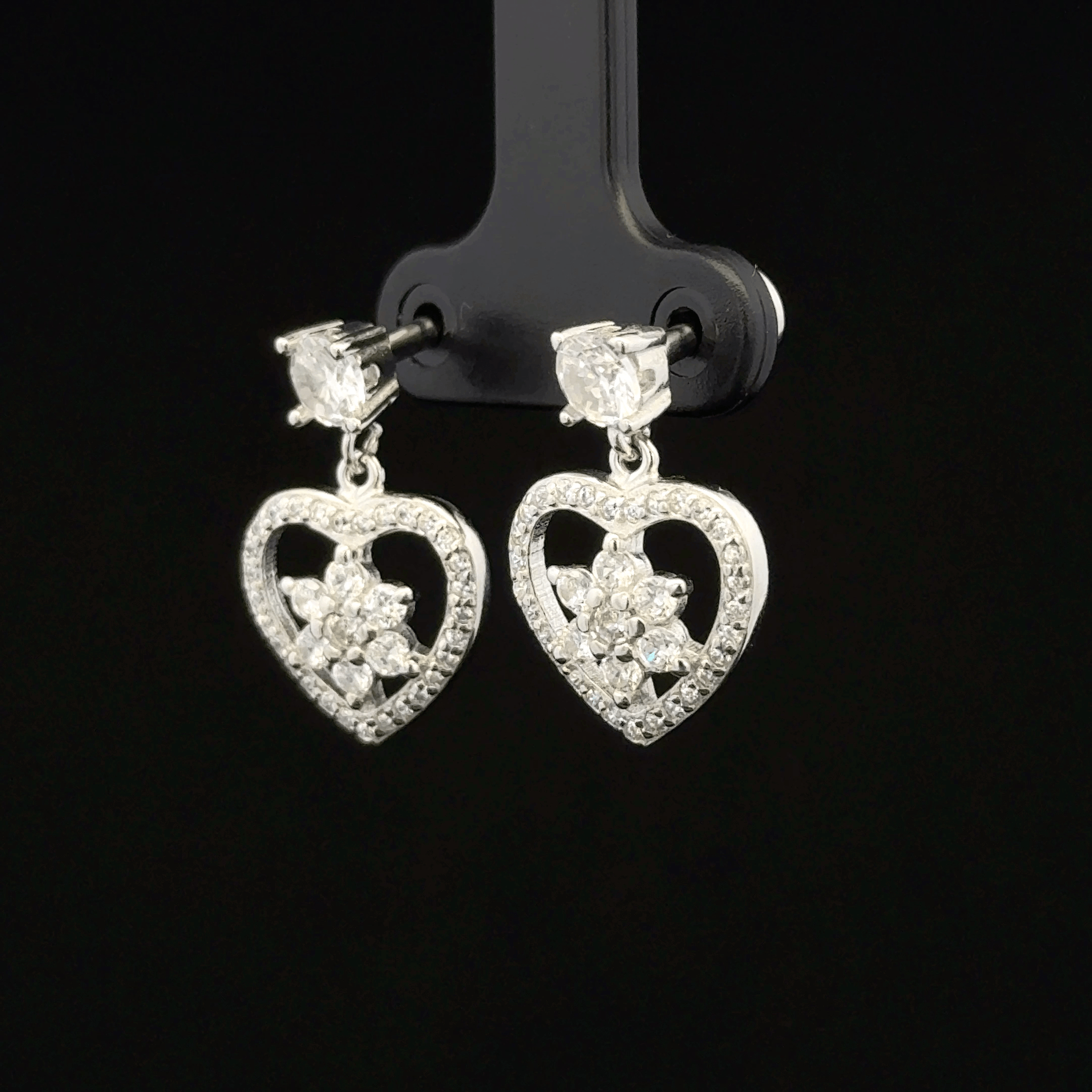 Heart-shaped earrings with floral