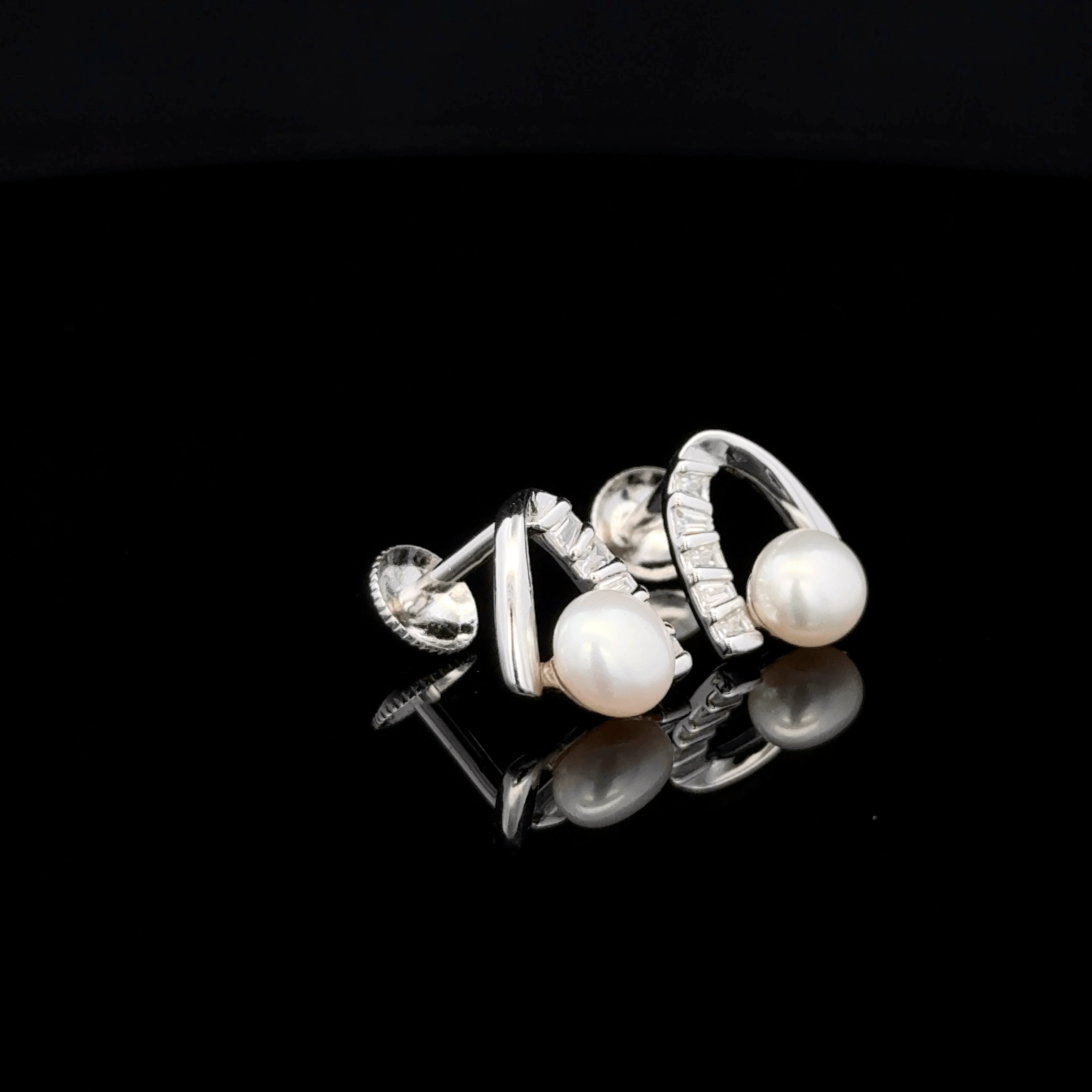 Arch Pearl Earrings