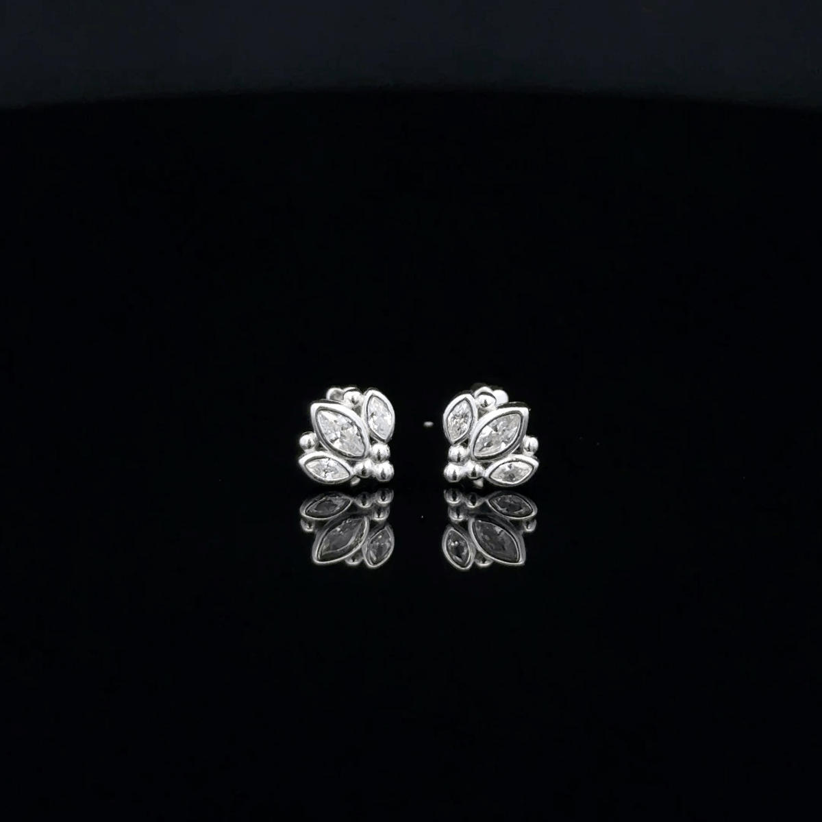 3 Oval Second Stud
