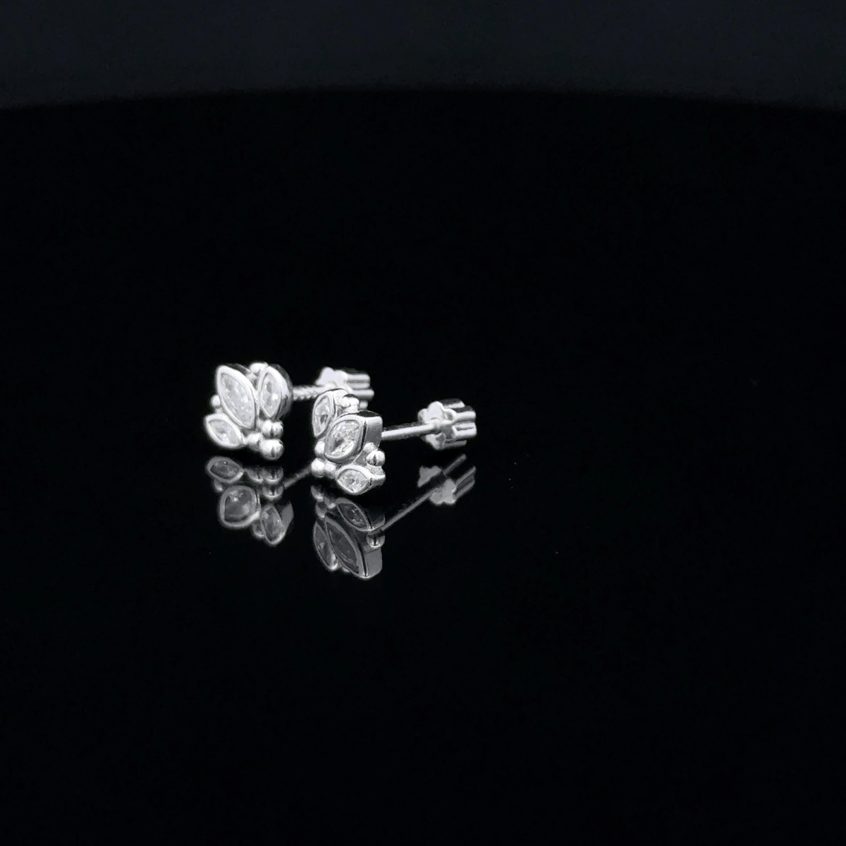 3 Oval Second Stud