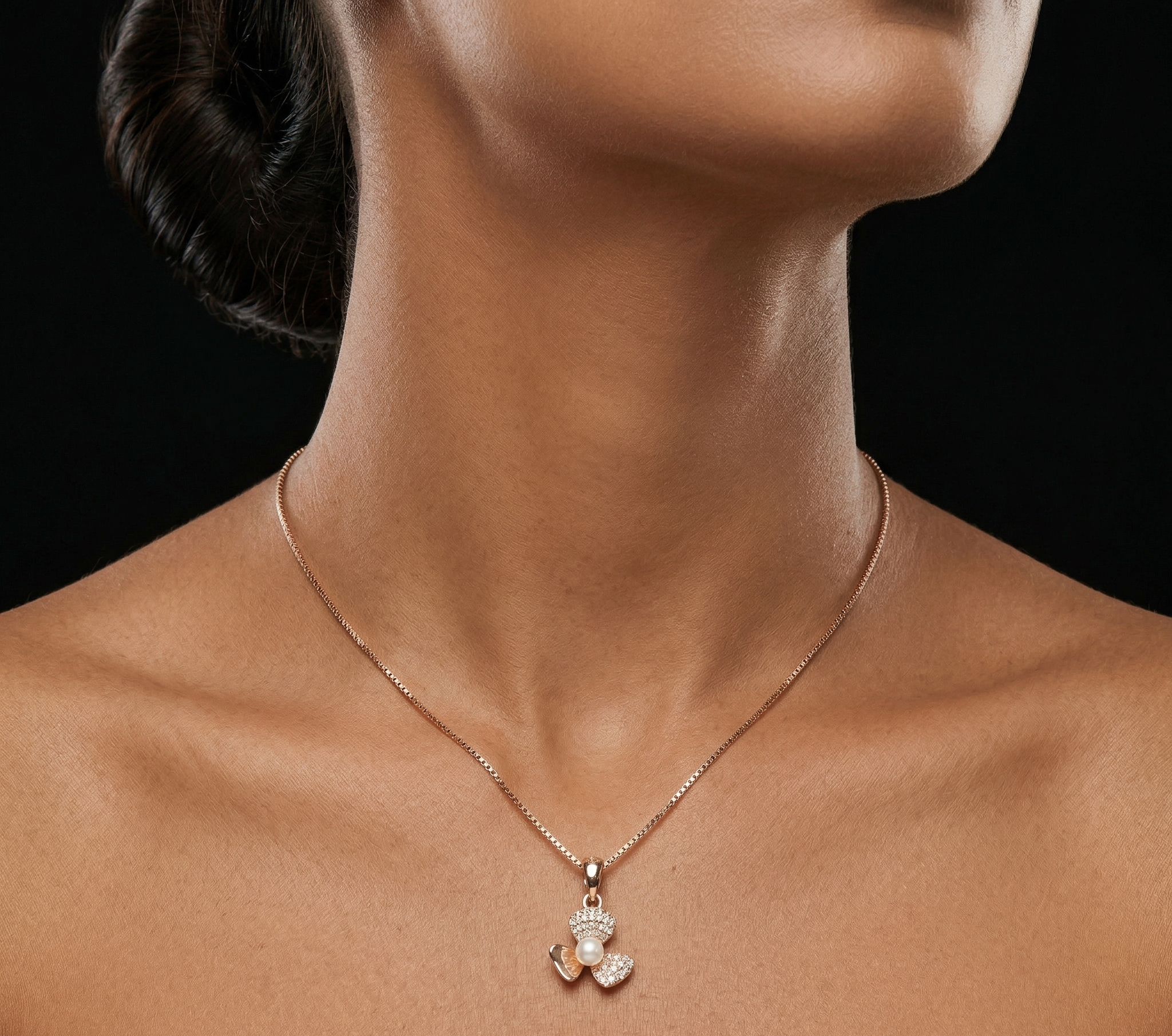 Flower with pearl rose gold chain pendant