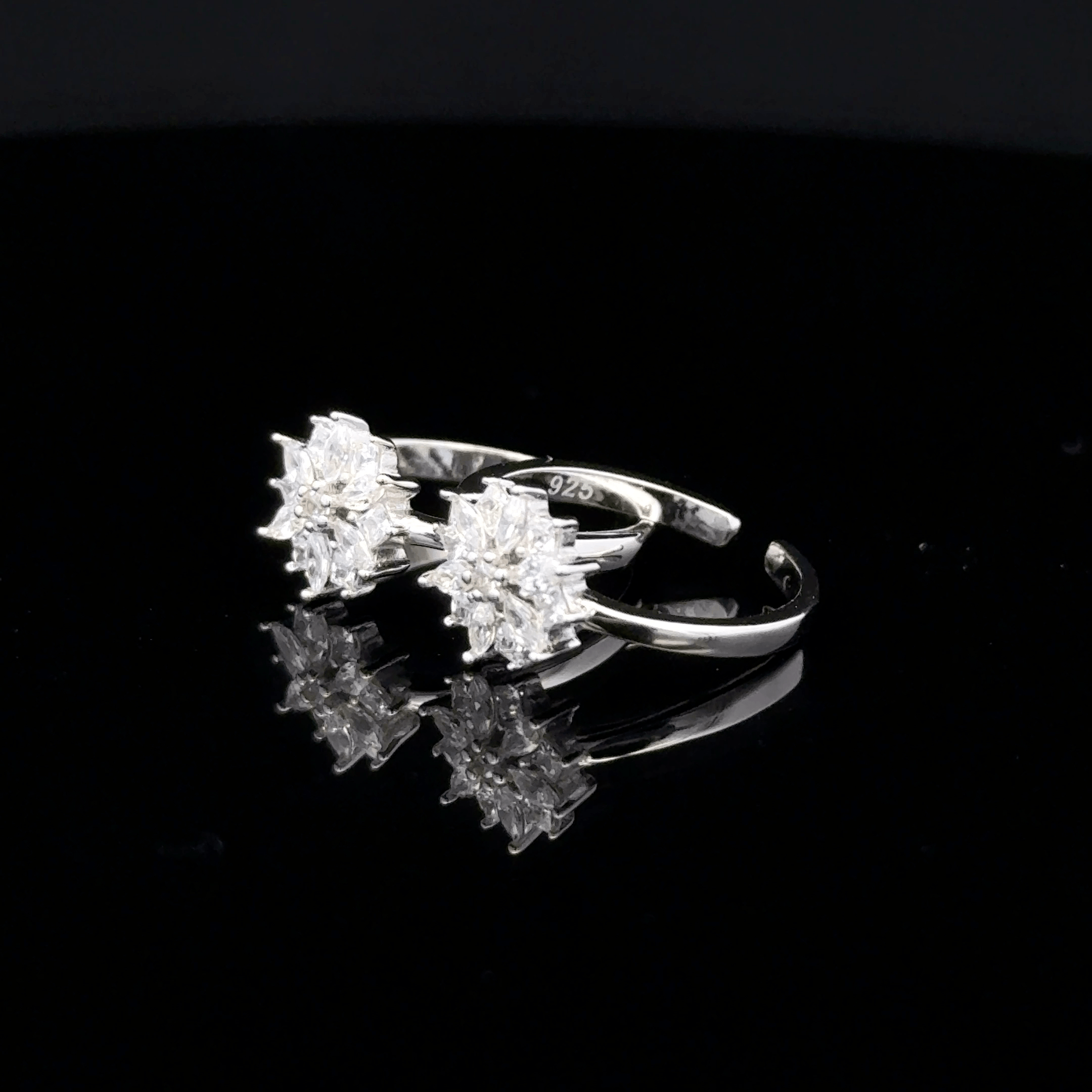 Cut Floral Cluster Toe Rings